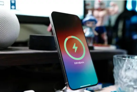宣城苹果15换屏服务分享用什么充电器给iPhone15充电更好 